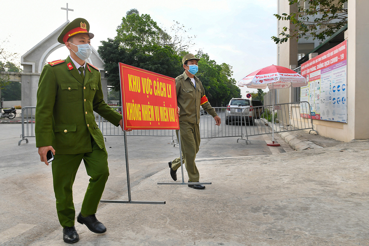 Dỡ bỏ hàng rào khu cách ly tại trường tiểu học Xuân Phương